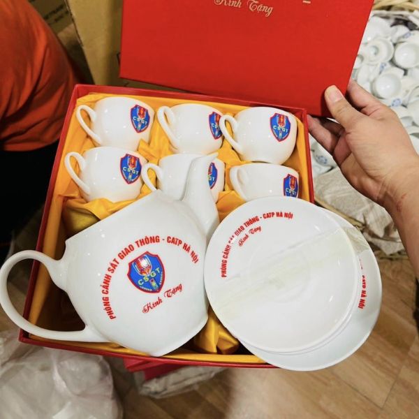 Quy trình in logo lên ấm trà tại Quà Tặng Thiên Việt