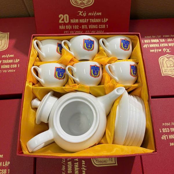 Báo giá in logo lên ấm trà
