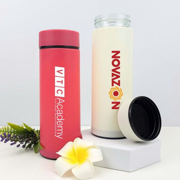 Bình nước nhựa hoặc kim loại