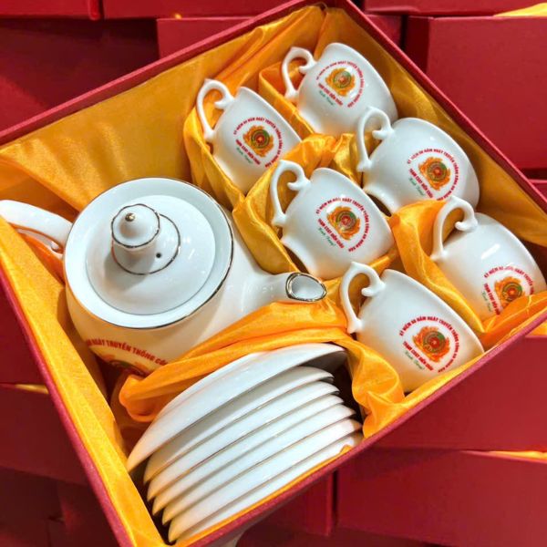 Bộ ấm chén quà tặng