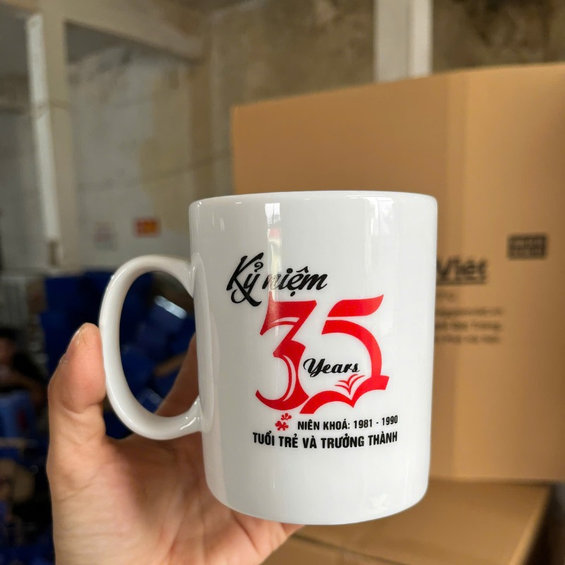 Cốc sứ in logo lớp, niên khóa